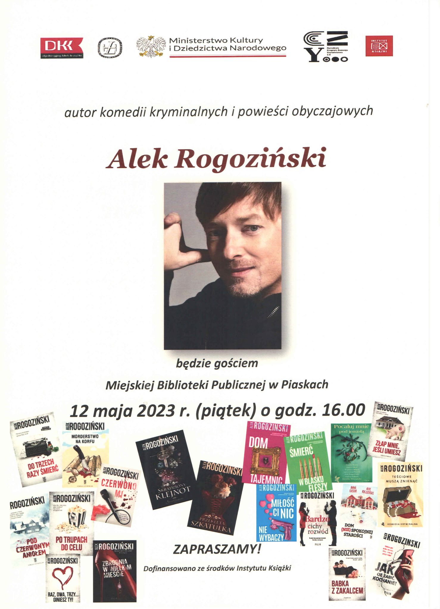 twarz pisarza Alka Rogozińskiego z książkami