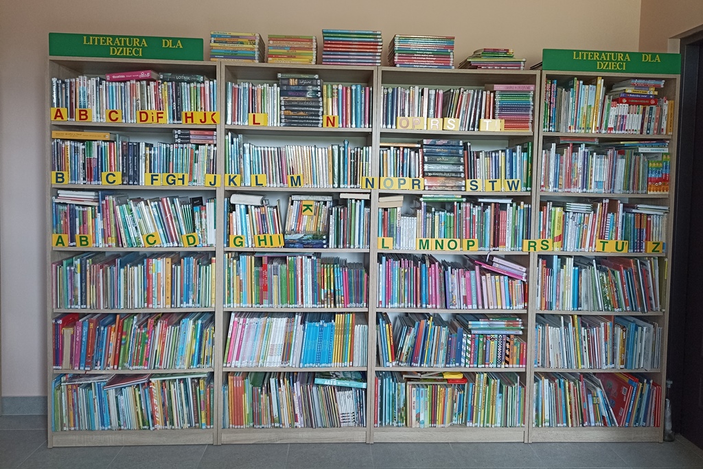 księgozbiór z literaturą dziecięcą na półkach