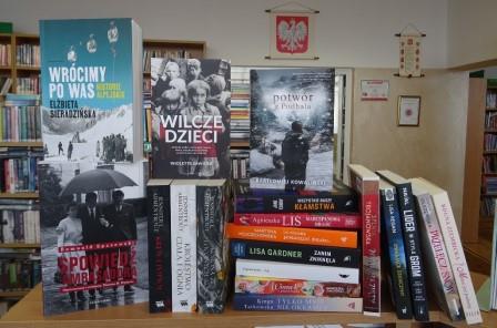 nowości książkowe leżące na ladzie bibliotecznej w Piaskach